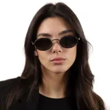 Lentes de sol con armazón metálico plateado y cristales oscuros de forma ovalada. Cuentan con protección UV400.