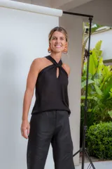 Top tejido de punto en hilo de algodón con escote halter y detalle de nudo frontal con abertura tipo gota.