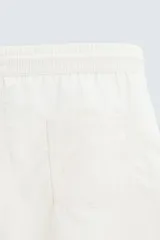 Bañador de hombre color azul marino, confeccionado en tejido técnico, con cintura elástica ajustable mediante cordón. Presenta bolsillos laterales y un bolsillo trasero de plastrón. Incluye forro interior.
