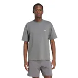Remera Adidas de manga corta, color gris, de corte holgado, con cuello redondo y el logo de la marca bordado en el pecho.