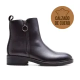 Bota corta de cuero negro, con cierre lateral y taco bajo.