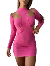 Minivestido negro ajustado con cuello alto, mangas largas y aberturas en hombros y cintura.