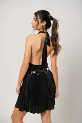Vestido corto de cuello halter con diseño plisado en color negro. Presenta una silueta fluida y espalda descubierta.