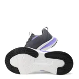 Championes Umbro modelo Vega, color gris con detalles en violeta. Presentan capellada de malla transpirable, cordones, y suela blanca con un inserto violeta en la parte trasera.