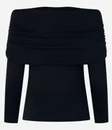 Blusa gris de mangas largas con escote bardot y fruncido en el borde superior.