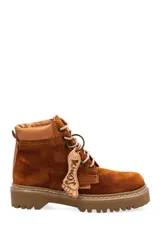Bota corta marrón de cuero gamuza con cordones y suela de goma.