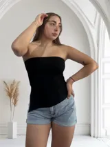 Top strapless negro con corte asimétrico en el ruedo.