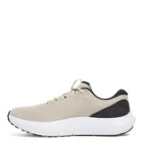 Championes de running Under Armour modelo UA Charged Surge 4 para hombre. Presentan una capellada de malla transpirable color negro con refuerzos sintéticos y entresuela Charged Cushioning blanca para una amortiguación reactiva.