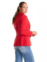 Blazer sastrero entallado color beige, con cuello de solapa, cierre frontal con un botón a tono y hombreras estructuradas. Presenta bolsillos laterales con solapa y forro interno.