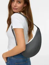 Cartera de hombro con diseño de media luna, confeccionada en material con acabado efecto cuero. Cuenta con correa fija, cierre superior y estructura rígida.