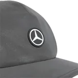 Gorra gris oscuro de la colección Adidas Mercedes-AMG Petronas F1, con visera plana y el logo de la marca automovilística impreso en el frente.