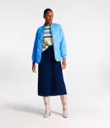 Campera bomber celeste con diseño acolchado de rombos, cuello redondo de punto, cierre frontal con cremallera y mangas largas con puños elásticos.