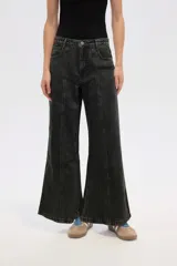 Pantalon de jean de corte ancho y tiro alto, con costuras verticales decorativas en el frente y acabado lavado en tono oscuro.