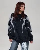 Sweater de punto negro con cuello redondo y diseño de llamas blancas.