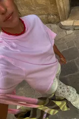 Remera de manga corta en color rosa con efecto lavado, de corte holgado y cuello redondo.