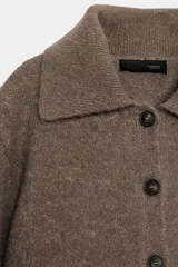 Chaqueta de punto color marrón con cuello de solapa desmontable en pelo sintético. Presenta cierre frontal con botones, manga larga y terminaciones en rib.
