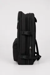 Mochila negra de poliéster, con compartimento principal amplio con cierre, bolsillo frontal con cierre, bolsillo vertical adicional en la parte superior y correas ajustables.