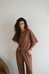 Pantalon de corte recto y holgado, confeccionado en tejido de mezcla de algodón y poliéster, con cintura elástica y cordón ajustable.