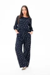 Blusa azul marino con estampado de hojas doradas, de corte holgado y mangas 3/4 con botón.