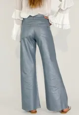 Pantalón acampanado color gris con reflejos rosados.