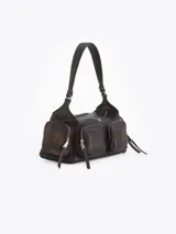 Cartera de hombro confeccionada en cuero vacuno color bordó con acabado desgastado. Presenta múltiples bolsillos exteriores con cierre en el frente, dorso y laterales, herrajes metálicos plateados y logo de la marca aplicado en el frente.