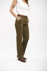 Pantalón de mujer color verde militar, de tiro alto y corte ancho (wide leg).