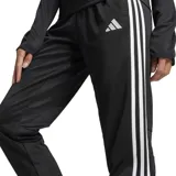 Pantalón de entrenamiento Adidas Tiro 25 Essentials negro con tres rayas blancas a los costados. Cuenta con cintura ajustable, tejidos livianos y tecnología AEROREADY.