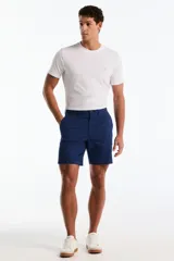 Short chino azul marino de corte clásico, con bolsillos laterales y trabillas para cinturón.