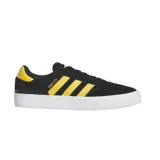 Championes de skate adidas Busenitz Vulc II, color negro con las tres tiras laterales y detalle en el talón en color amarillo. Presentan suela de goma blanca vulcanizada y diseño de perfil bajo.
