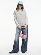 Chaleco de punto sin mangas, color gris claro, con cuello en V.