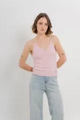 Top de punto con brillo sutil, de calce ajustado y breteles finos. Confeccionado en tejido con lúrex, presenta un diseño versátil ideal para diversas ocasiones.