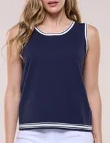 Musculosa de tejido de punto color azul marino, de corte recto, con cuello redondo y sisa amplia. Presenta detalles de líneas en contraste de color blanco en el cuello, las sisas y el ruedo.