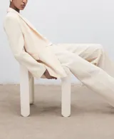 Pantalón de traje tiro medio, color beige, de corte recto y elegante.
