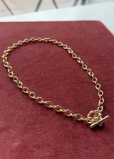 Cadena dorada de acero quirúrgico bañada en oro 18k, con eslabones ovalados y cierre tipo toggle.