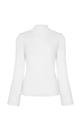 Sweater de tejido de punto acanalado en color blanco, con cuello alto y mangas largas con terminación acampanada.