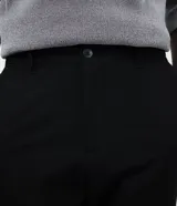 Pantalón de corte slim para hombre, confeccionado en tejido de poliéster, viscosa y elastano. Presenta cintura elástica con trabillas para cinturón, cierre tradicional y bolsillos funcionales.