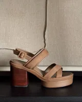 Sandalia de cuero color tostado, con plataforma y taco cuadrado de madera.