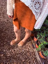 Sandalias chatas color camel, con diseño capitoneado en la tira superior. Fabricadas en cuero.