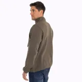 Buzo marrón con cuello alto con botones, tapeta color beige y bolsillo tipo canguro con etiqueta de la marca.