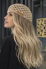 Gorro tejido en red color beige con sutiles destellos.