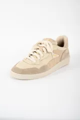 Zapatilla de cuero legítimo en tonos beige, con diseño combinado que incluye paneles de cuero liso, cuero con textura de reptil y detalles de gamuza en la puntera y el talón. Cuenta con cordones al tono y suela de goma.