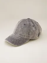 Gorra de béisbol color gris oscuro con efecto lavado o acid wash, visera curva y panel frontal estructurado. Presenta una pequeña etiqueta negra cosida en el lateral trasero.