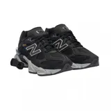 Championes New Balance modelo 9060, con diseño robusto y moderno en tonos beige y crema. Presentan una combinación de texturas en gamuza y malla, con la característica letra N en los laterales y una suela voluminosa con tecnología de amortiguación.