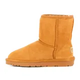Bota corta de gamuza color camel, con interior forrado y suela de goma dentada. Diseño clásico de caña media con costuras reforzadas.