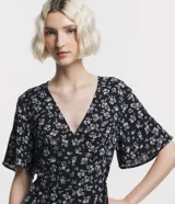 Mono corto de viscosa con estampado floral liberty, escote en V cruzado y mangas cortas amplias.