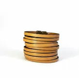 Pulsera de cuero de diseño multicapa en color tostado, con cierre magnético de resina a tono.