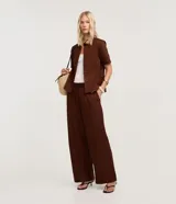 Pantalón wide leg de cintura alta en sarga, con elástico y cordón de ajuste en la cintura, y frisos delanteros, de marca Marfinno.