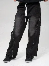 Pantalón de jogging negro con efecto lavado, corte holgado y cierres laterales verticales que permiten ajustar la silueta de wide a straight fit. Cuenta con cintura elástica con cordón ajustable.