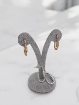 Par de caravanas tipo argolla con diseño de eslabón rectangular estilo mosquetón, en acabado dorado brillante.