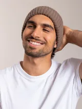 Gorro de lana marrón con diseño de punto canalé y etiqueta de cuero con logo en el lateral.